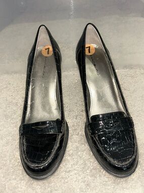 BANDOLINO Black Patent Croc-Embossed Loafer Pumps